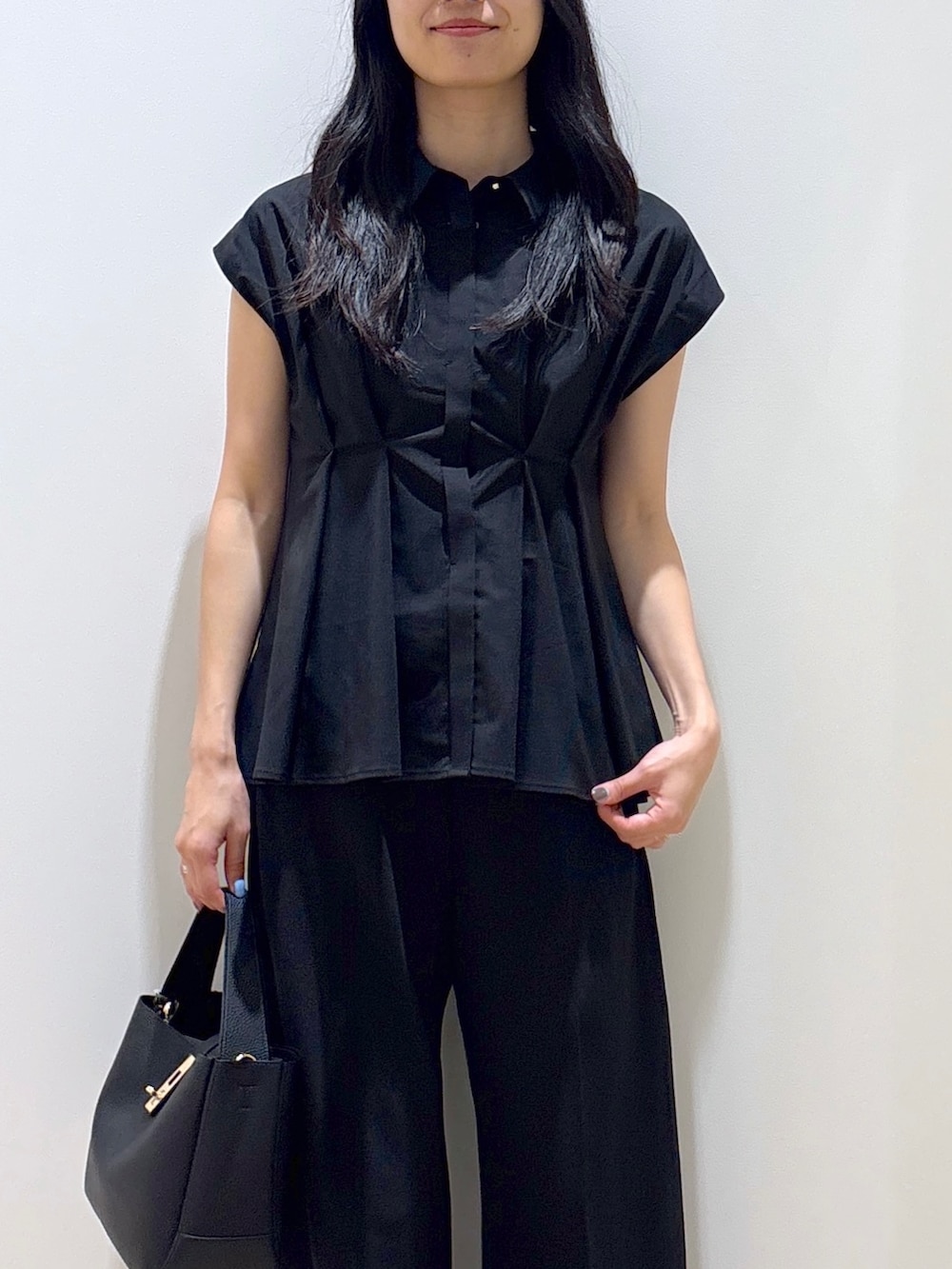 ブラック系のシャツ/ブラウス、ブラック系のその他パンツ、ブラック系のトートバッグを着用したレディースの夏コーディネートの5枚目の写真