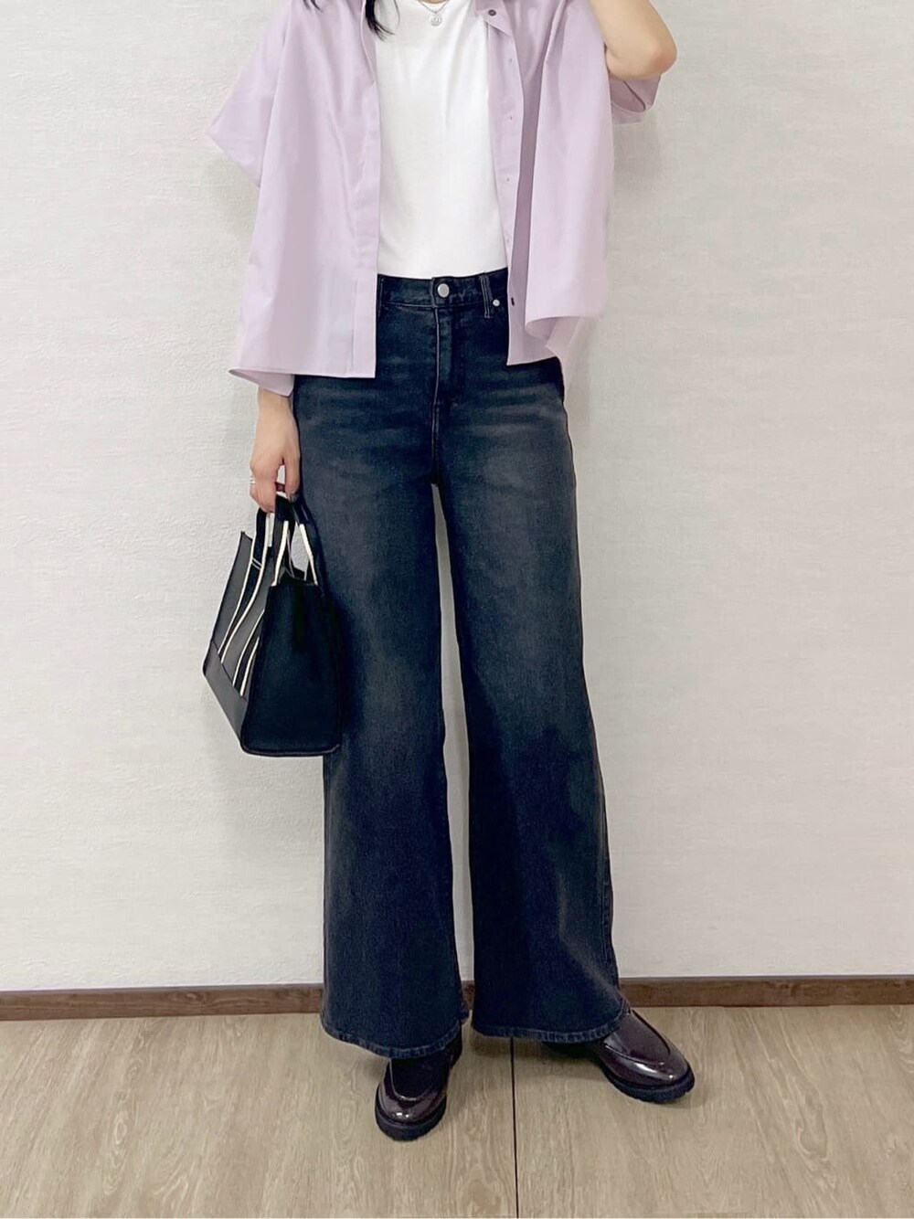 パープル系のシャツ/ブラウス、ホワイト系のTシャツ/カットソー、ブラック系のデニムパンツを着用したレディースの夏コーディネートの8枚目の写真