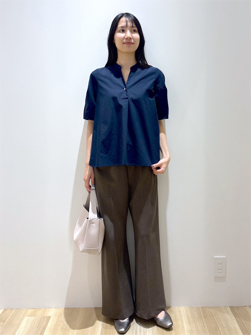 ブルー系のシャツ/ブラウス、ブラウン系のその他パンツ、グレー系のトートバッグを着用したレディースの夏コーディネートの10枚目の写真