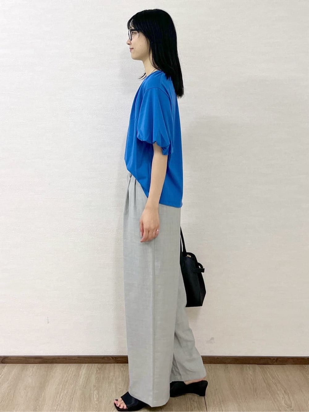 ブルー系のTシャツ/カットソー、グレー系のその他パンツ、ブラック系のボストンバッグを着用したレディースの夏コーディネートの3枚目の写真