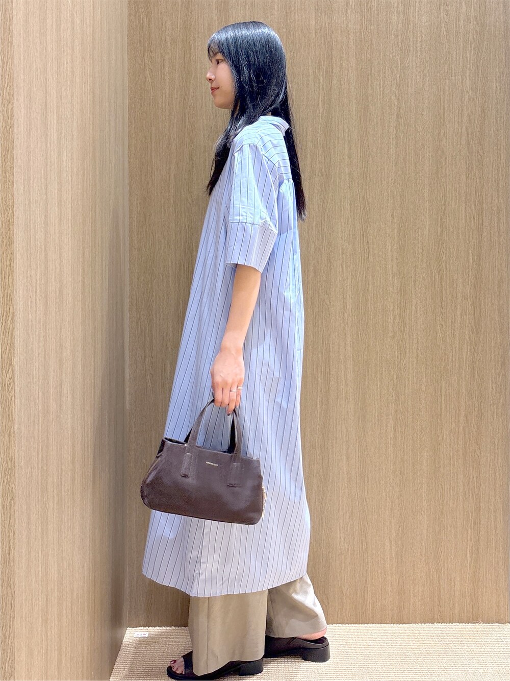 ブルー系のワンピース、ブラウン系のその他パンツ、ブラウン系のボストンバッグを着用したレディースの夏コーディネートの3枚目の写真
