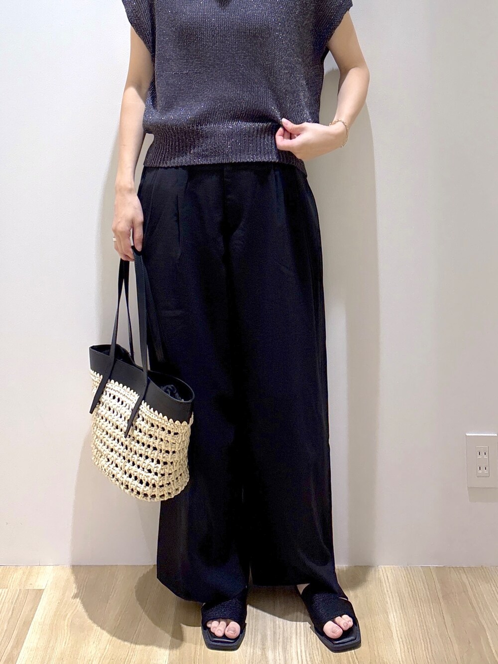 グレー系のニット/セーター、ブラック系のその他パンツ、ブラック系のトートバッグを着用したレディースの夏コーディネートの7枚目の写真