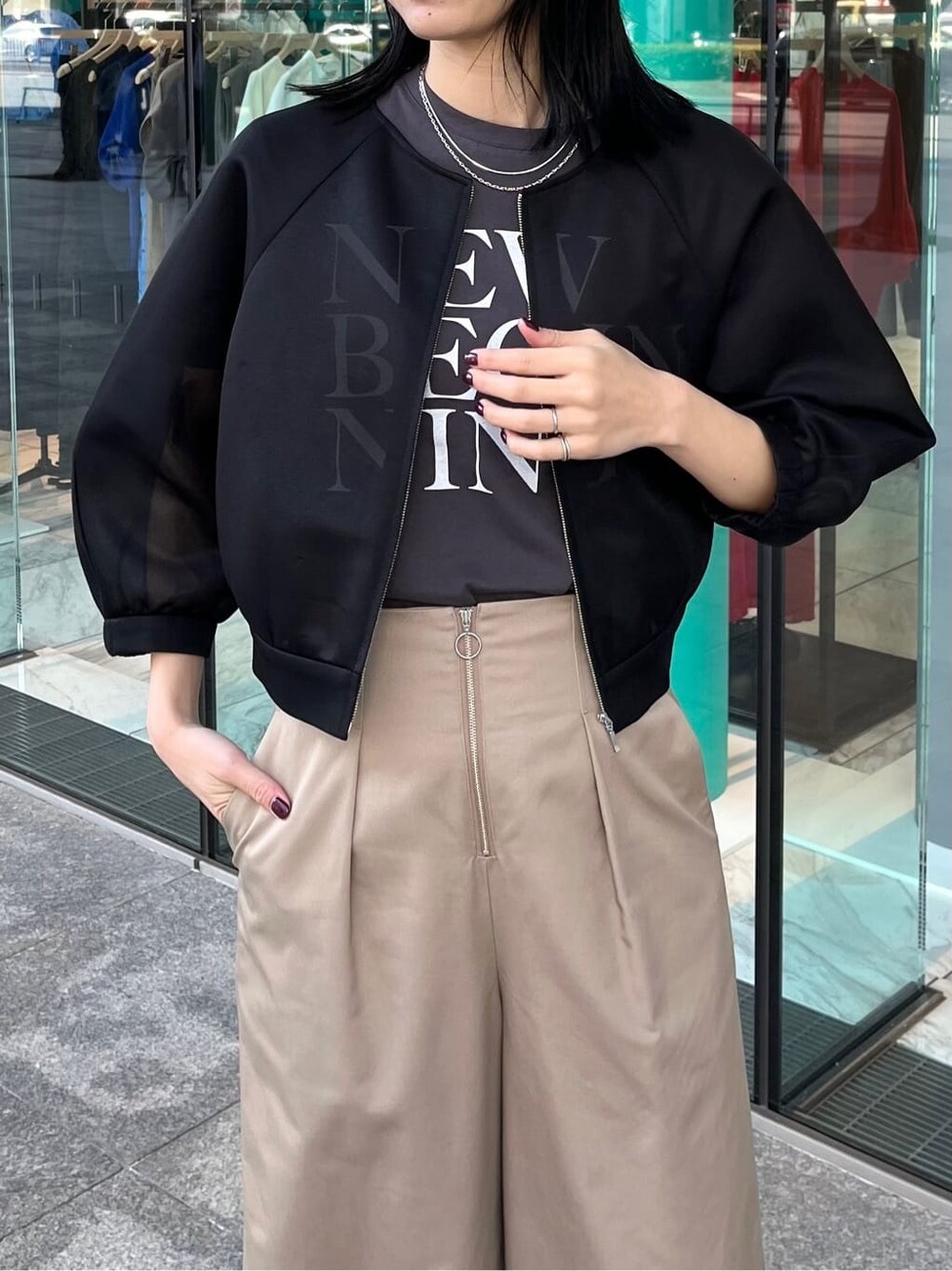 ブラック系のブルゾン、グレー系のTシャツ/カットソー、ベージュ系のその他パンツを着用したレディースの春コーディネートの7枚目の写真