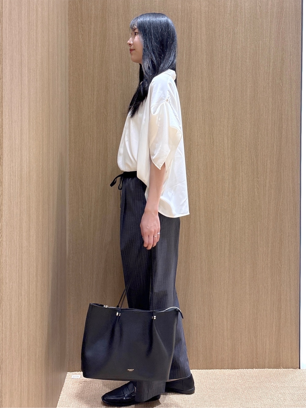 ホワイト系のシャツ/ブラウス、ブラック系のパンプスを着用したレディースの夏コーディネートの3枚目の写真