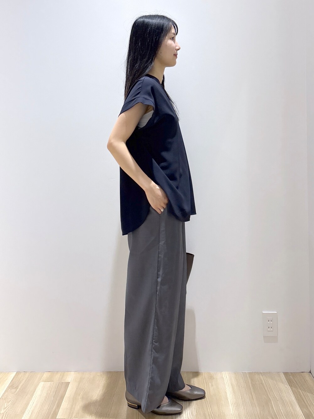 ブルー系のシャツ/ブラウス、ホワイト系のタンクトップ、グレー系のその他パンツを着用したレディースの夏コーディネートの5枚目の写真