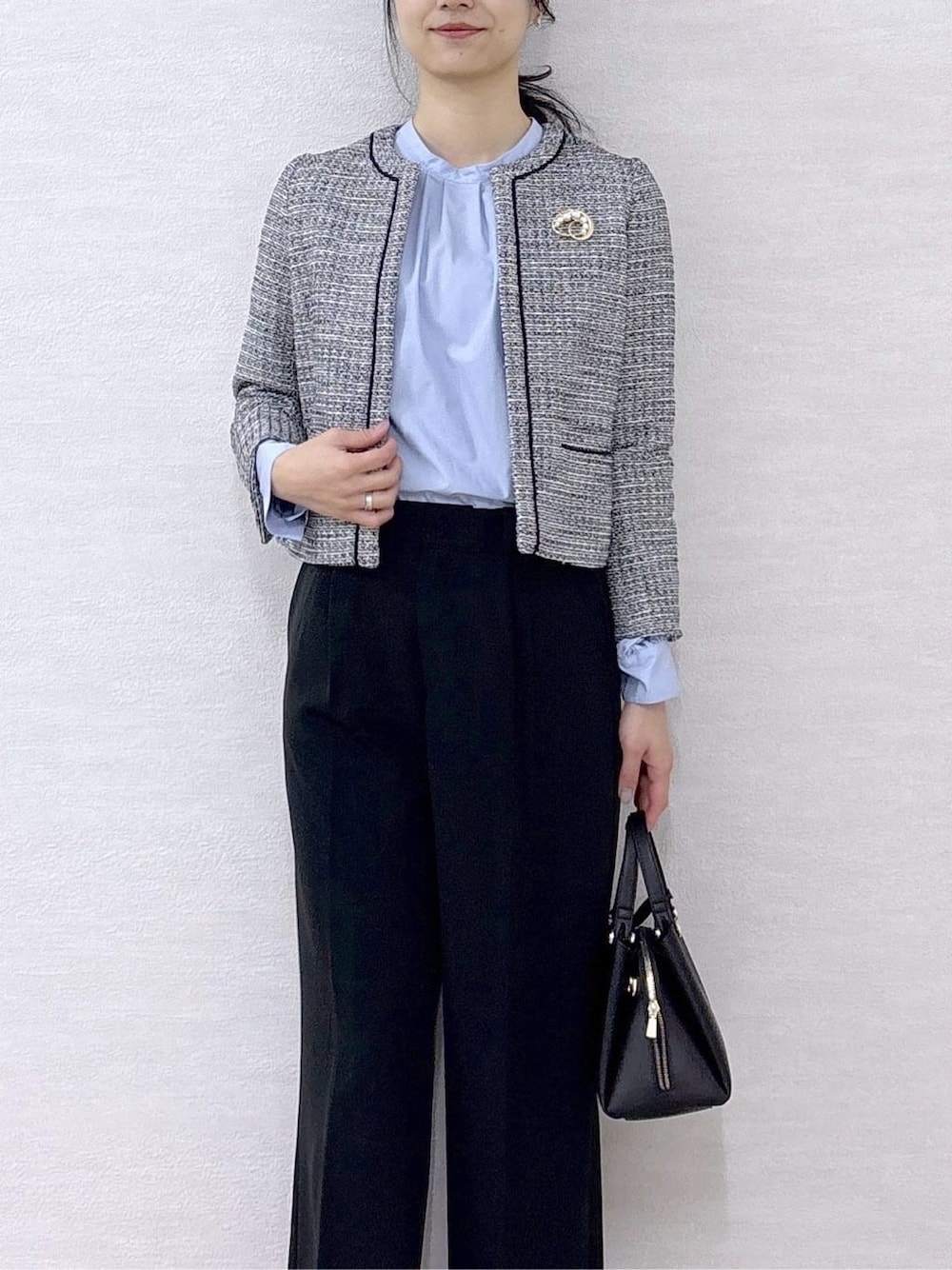 ブラック系のノーカラージャケット、ブルー系のシャツ/ブラウス、ブラック系のその他パンツを着用したレディースの冬コーディネートの7枚目の写真
