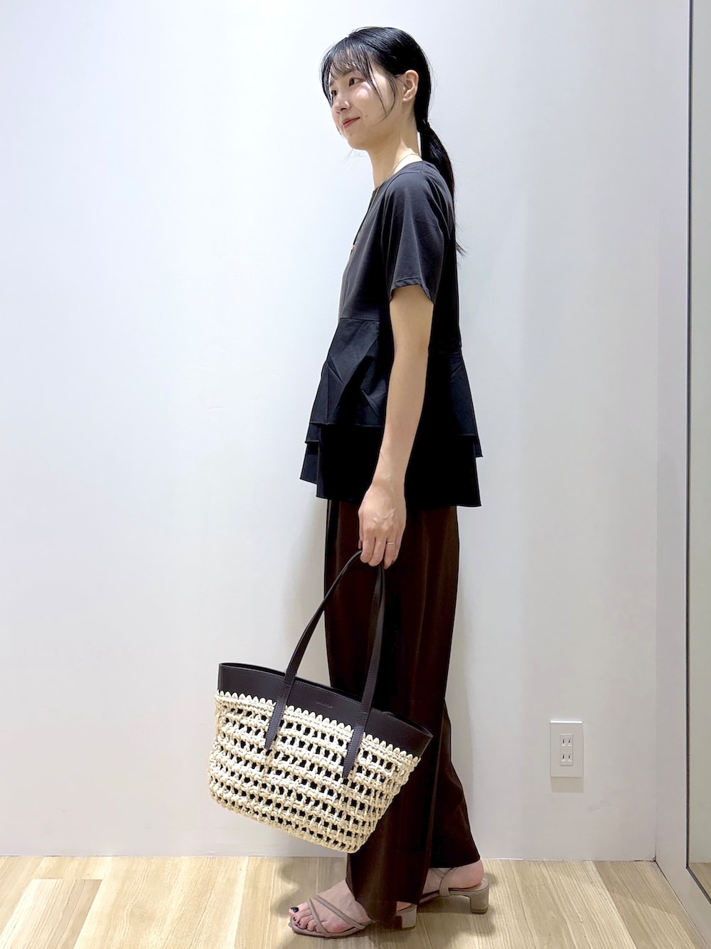 ブラック系のTシャツ/カットソー、ブラウン系のその他パンツ、ブラウン系のトートバッグを着用したレディースの夏コーディネートの3枚目の写真