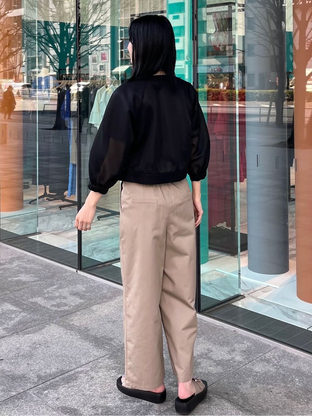ブラック系のブルゾン、グレー系のTシャツ/カットソー、ベージュ系のその他パンツを着用したレディースの春コーディネートの4枚目の写真