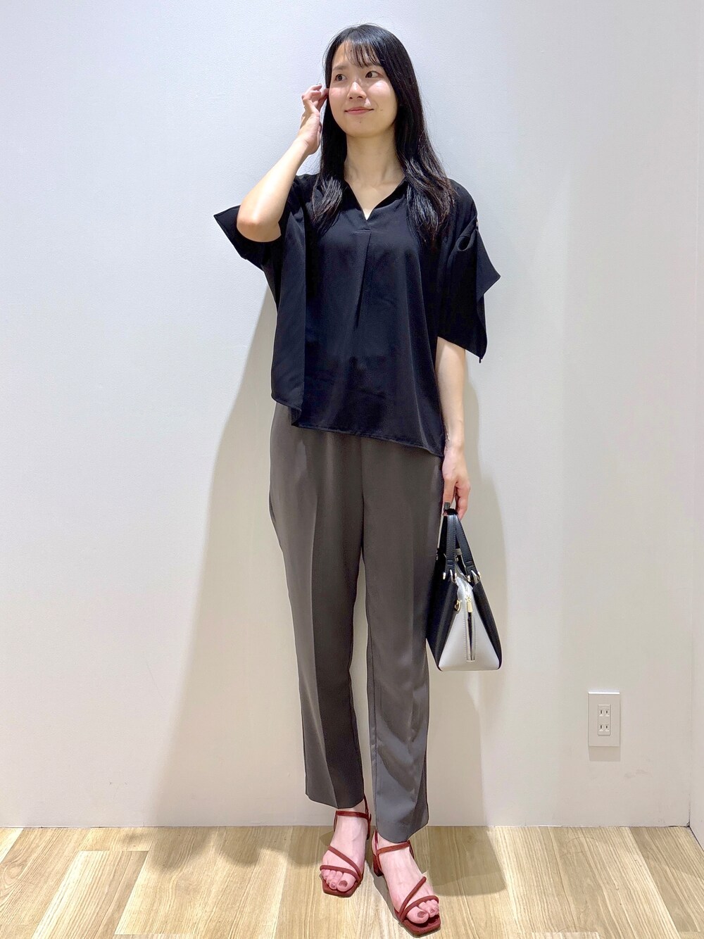 ブラック系のシャツ/ブラウス、グレー系のその他パンツ、ブラック系のショルダーバッグを着用したレディースの夏コーディネートの9枚目の写真
