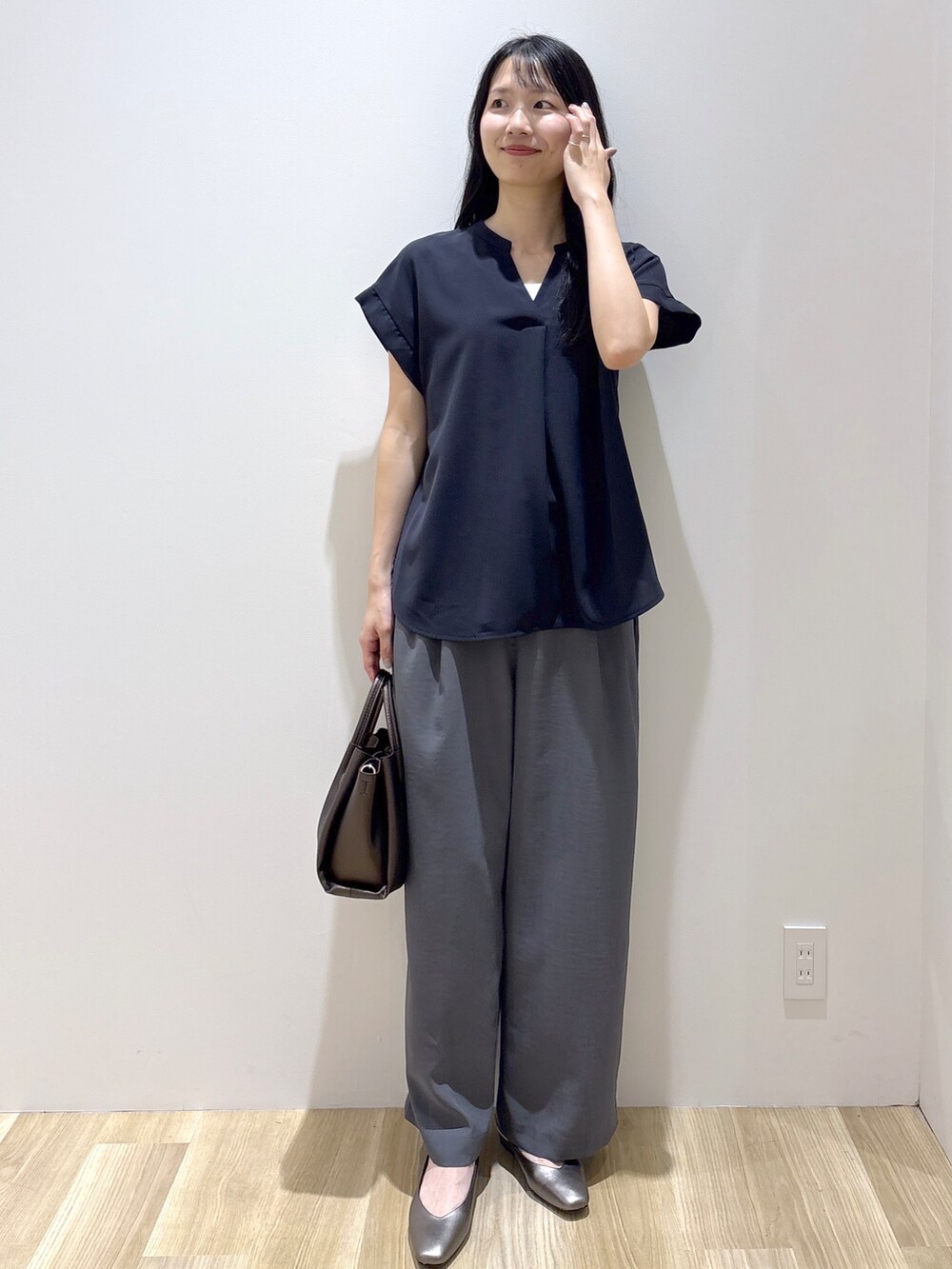 ブルー系のシャツ/ブラウス、ホワイト系のタンクトップ、グレー系のその他パンツを着用したレディースの夏コーディネートの7枚目の写真