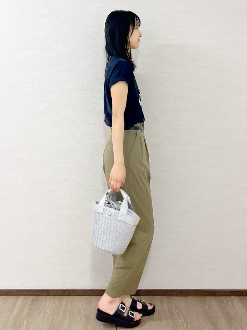 ブルー系のTシャツ/カットソー、グリーン系のその他パンツ、シルバー系のトートバッグを着用したレディースの夏コーディネートの5枚目の写真
