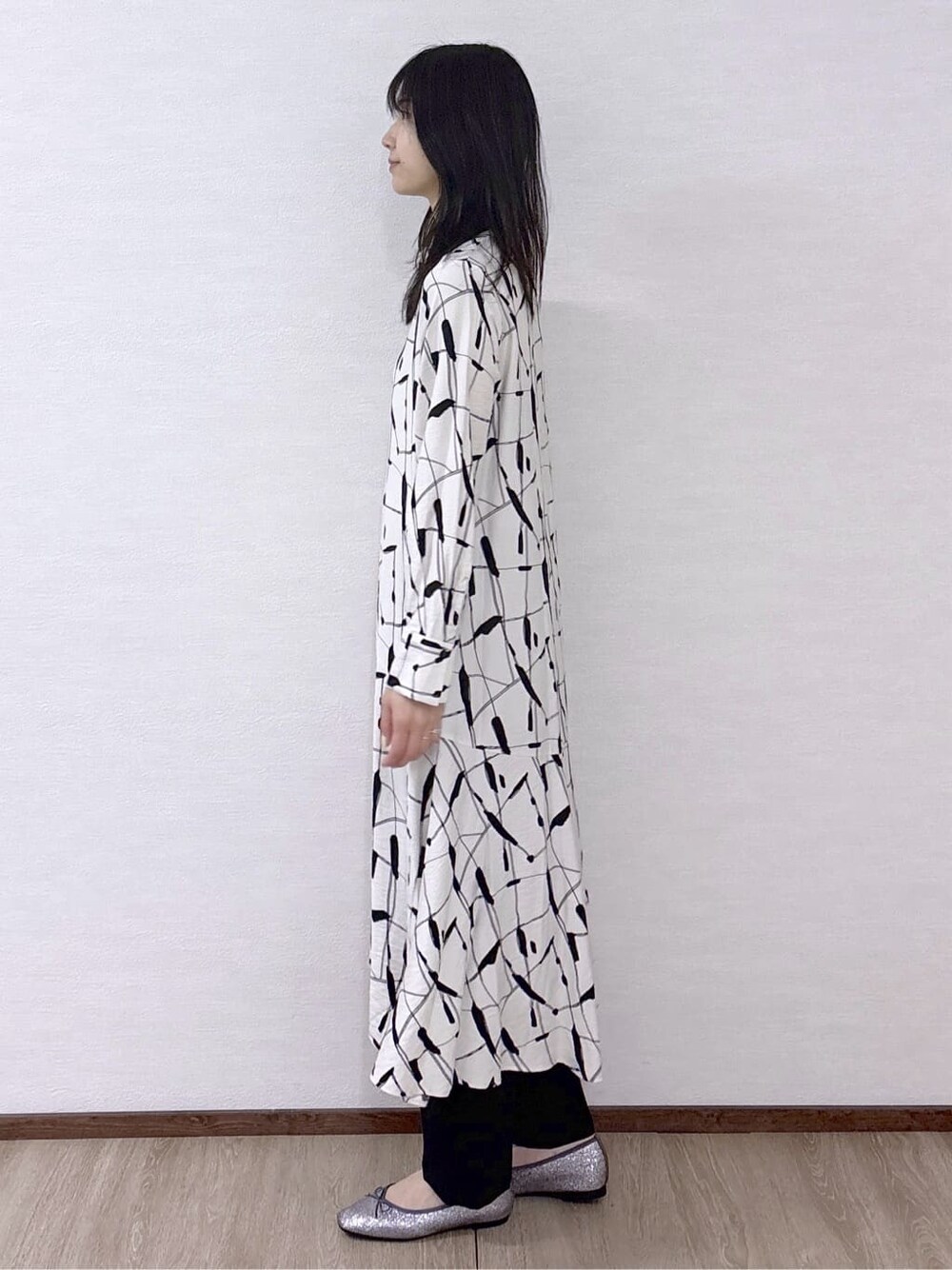 ベージュ系のワンピース、ブラック系のその他パンツ、シルバー系のパンプスを着用したレディースの春コーディネートの3枚目の写真