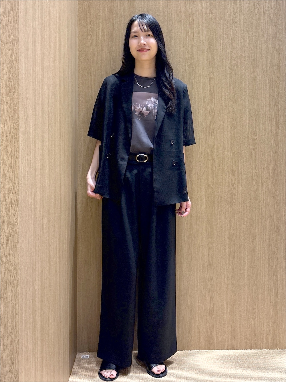 ブラック系のテーラードジャケット、グレー系のTシャツ/カットソー、ブラック系のその他パンツを着用したレディースの夏コーディネートの2枚目の写真