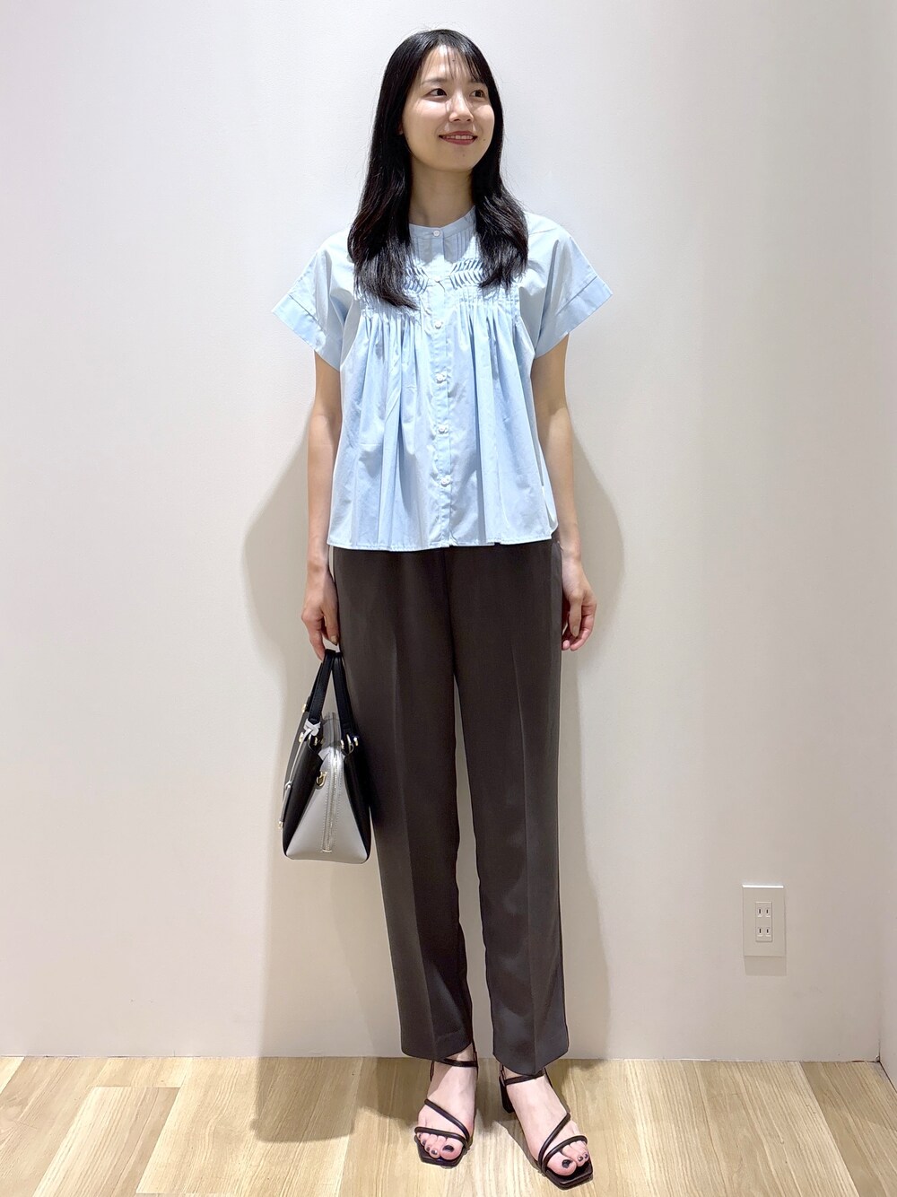 ブルー系のシャツ/ブラウス、グレー系のその他パンツ、ブラック系のショルダーバッグを着用したレディースの夏コーディネートの10枚目の写真