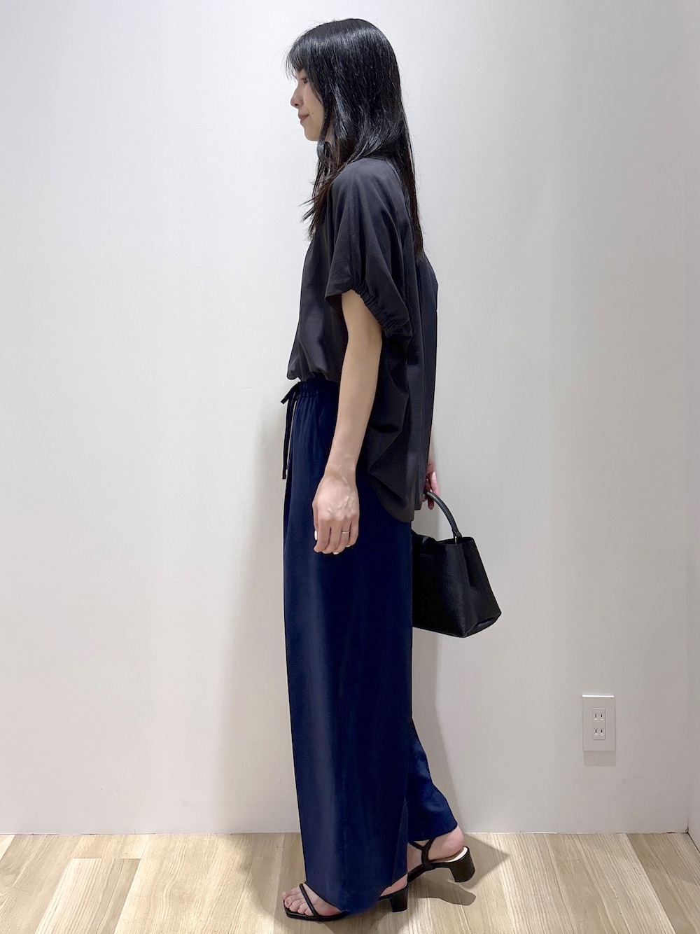 ブラック系のハンドバッグ、ベージュ系のショルダーバッグ、グレー系のTシャツ/カットソーを着用したレディースの春コーディネートの3枚目の写真