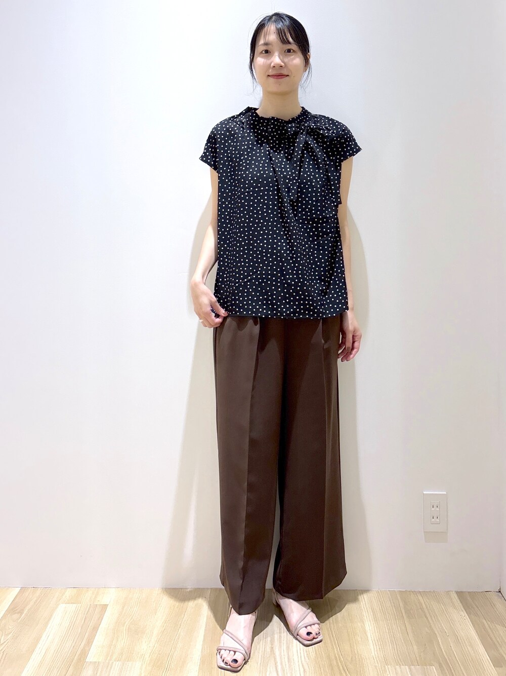 ブラック系のシャツ/ブラウス、ブラウン系のその他パンツ、ベージュ系のサンダルを着用したレディースの夏コーディネートの8枚目の写真