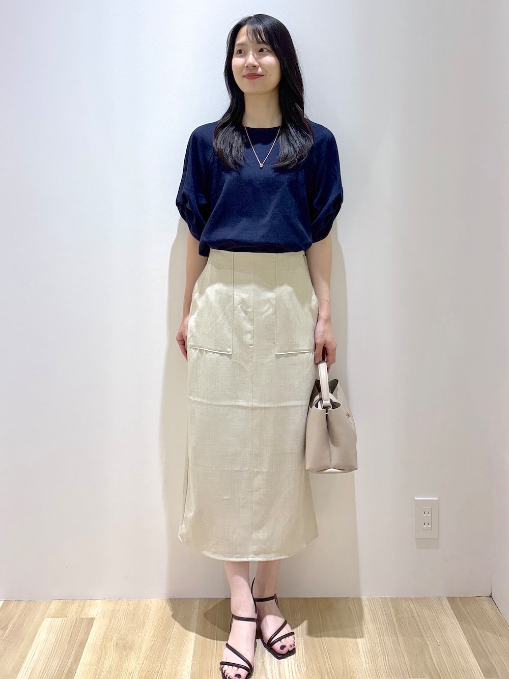 ブルー系のシャツ/ブラウス、ベージュ系のスカート、ベージュ系のハンドバッグを着用したレディースの夏コーディネートの10枚目の写真