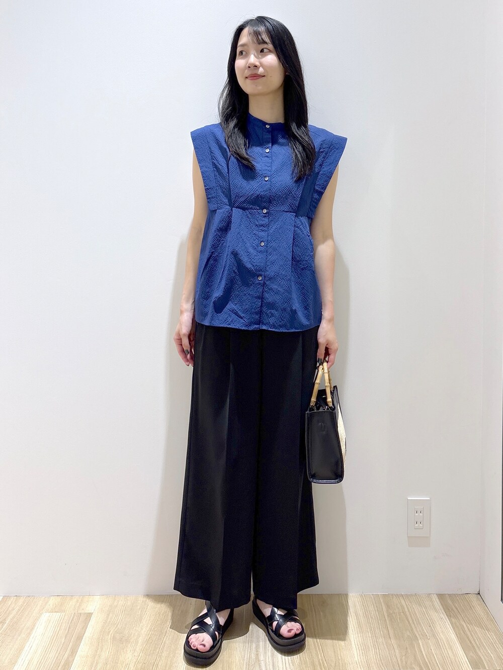 ブルー系のシャツ/ブラウス、ブラック系のその他パンツ、ブラック系のトートバッグを着用したレディースの夏コーディネートの2枚目の写真