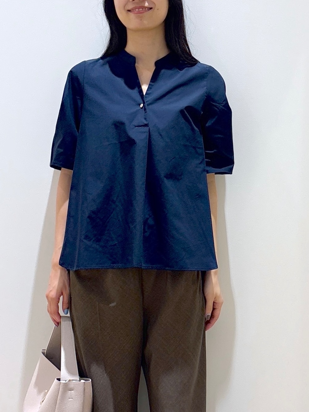 ブルー系のシャツ/ブラウス、ブラウン系のその他パンツ、グレー系のトートバッグを着用したレディースの夏コーディネートの6枚目の写真