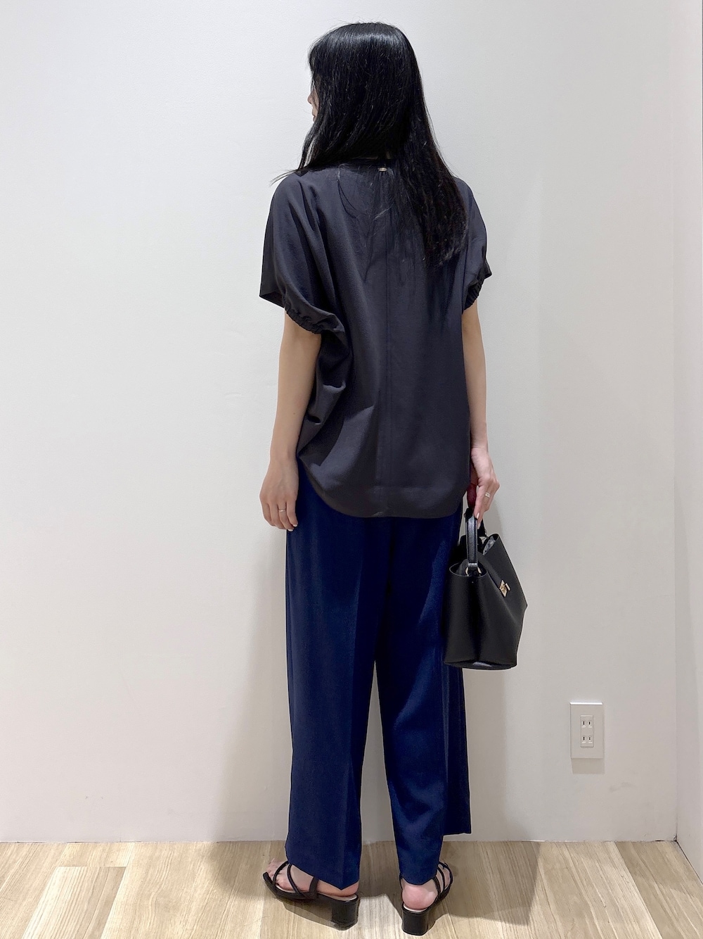 ブラック系のハンドバッグ、ベージュ系のショルダーバッグ、グレー系のTシャツ/カットソーを着用したレディースの春コーディネートの4枚目の写真
