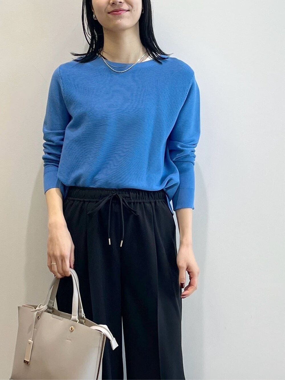 ブラック系のカーディガン/ボレロ、ブルー系のニット/セーター、ブラック系のその他パンツを着用したレディースの春コーディネートの8枚目の写真