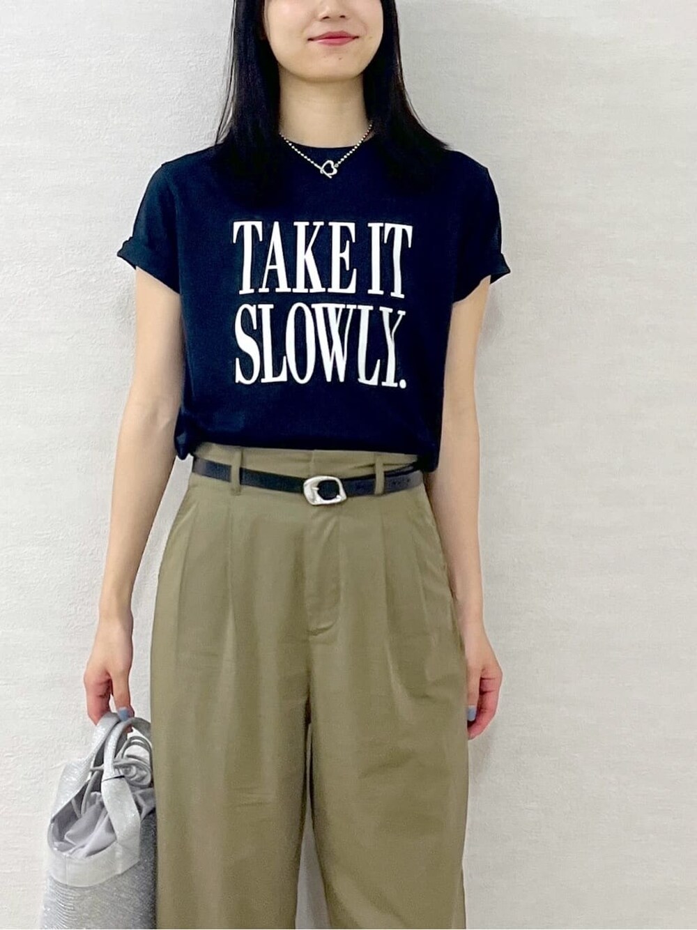 ブルー系のTシャツ/カットソー、グリーン系のその他パンツ、シルバー系のトートバッグを着用したレディースの夏コーディネートの6枚目の写真