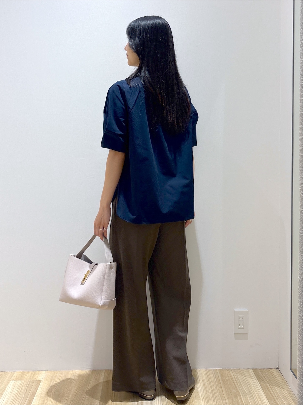 ブルー系のシャツ/ブラウス、ブラウン系のその他パンツ、グレー系のトートバッグを着用したレディースの夏コーディネートの4枚目の写真