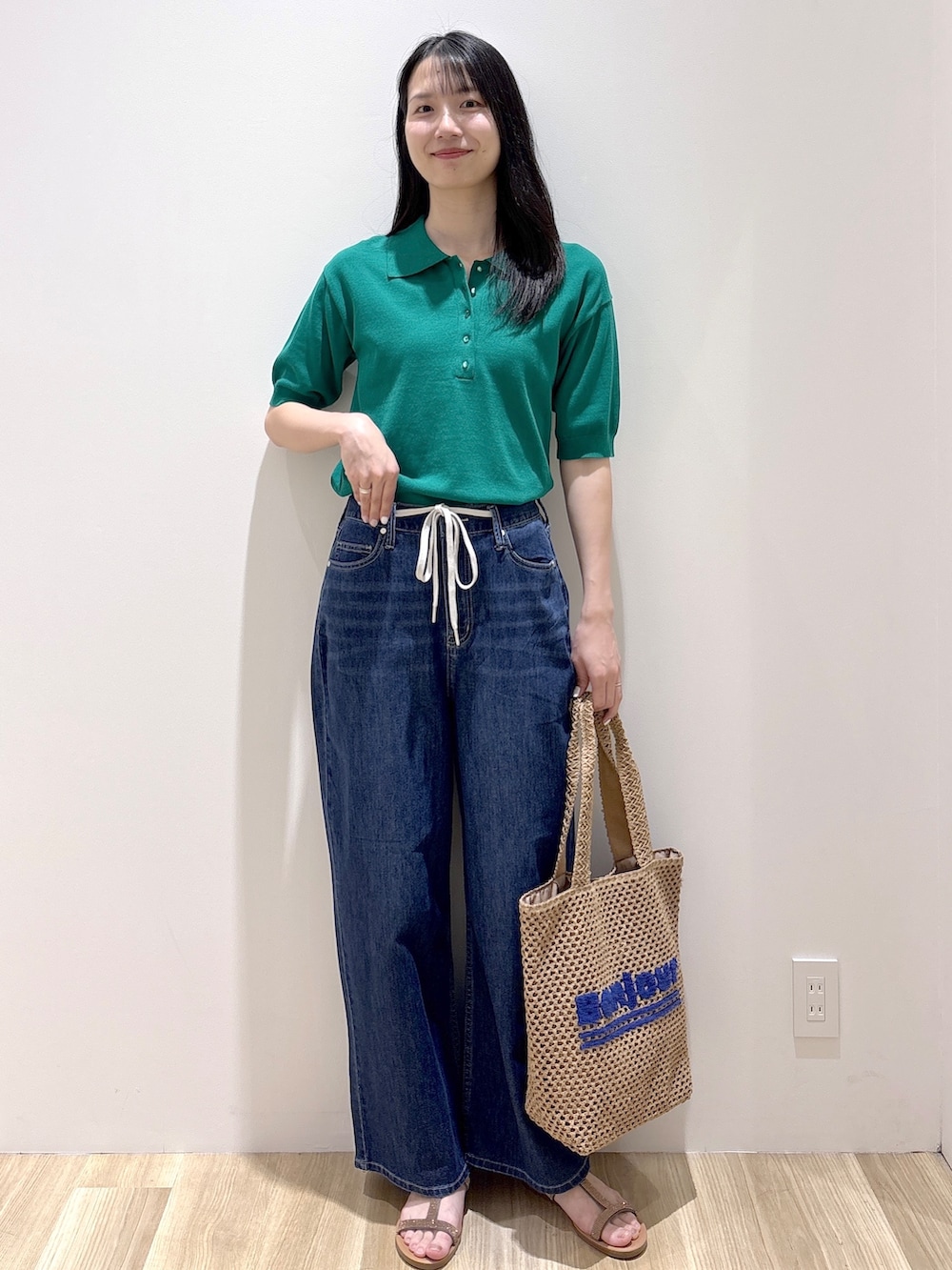 その他のサンダル、ベージュ系のトートバッグ、ブルー系のデニムパンツを着用したレディースの春コーディネートの10枚目の写真