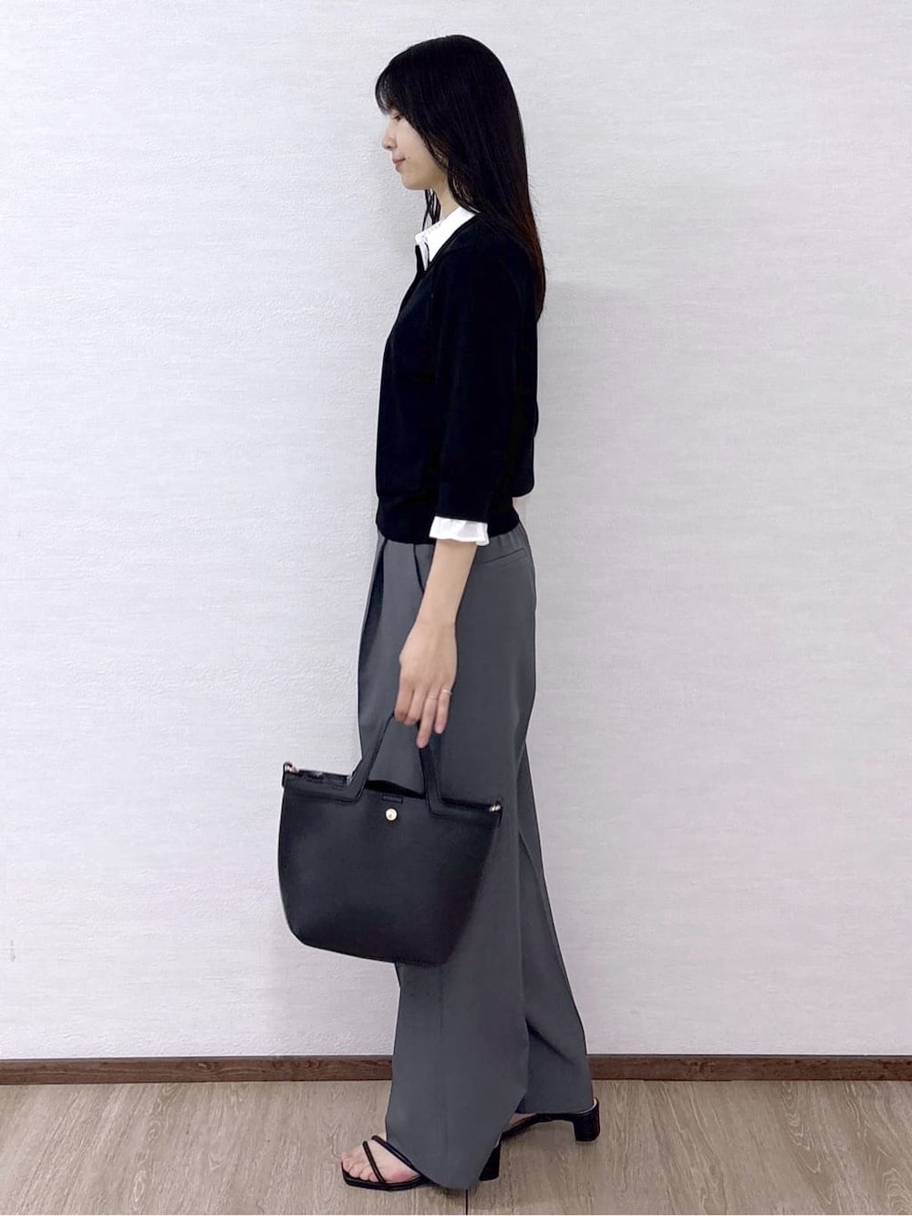 ブラック系のトートバッグ、グレー系のその他パンツ、ブラック系のサンダルを着用したレディースの春コーディネートの3枚目の写真