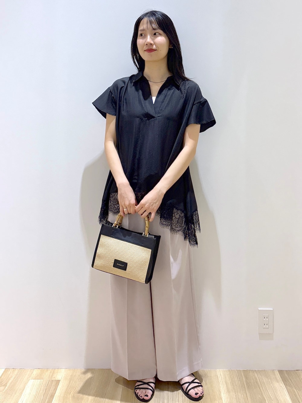 ブラック系のシャツ/ブラウス、ベージュ系のその他パンツ、ブラック系のトートバッグを着用したレディースの夏コーディネートの8枚目の写真