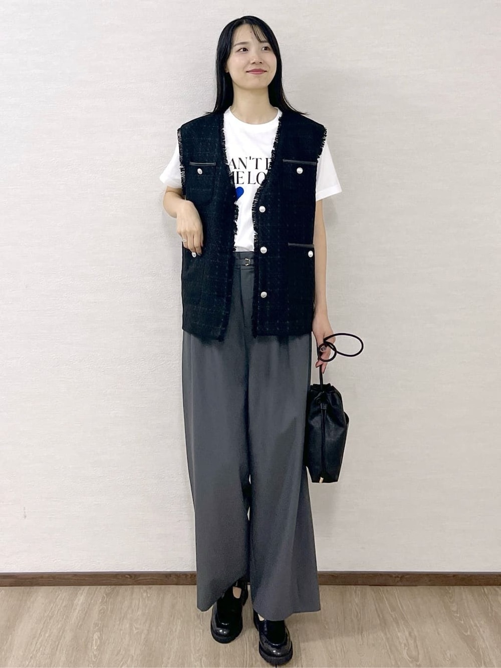 ブラック系のベスト、ホワイト系のTシャツ/カットソー、グレー系のその他パンツを着用したレディースの秋コーディネートの2枚目の写真