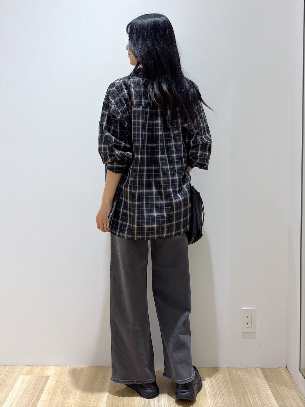 グレー系のシャツ/ブラウス、ブラック系のタンクトップ、ブラック系のショルダーバッグを着用したレディースの夏コーディネートの4枚目の写真