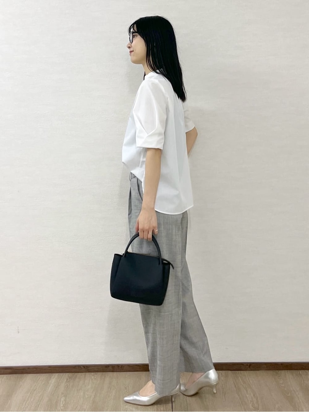 ホワイト系のシャツ/ブラウス、グレー系のその他パンツ、ブラック系のショルダーバッグを着用したレディースの夏コーディネートの4枚目の写真