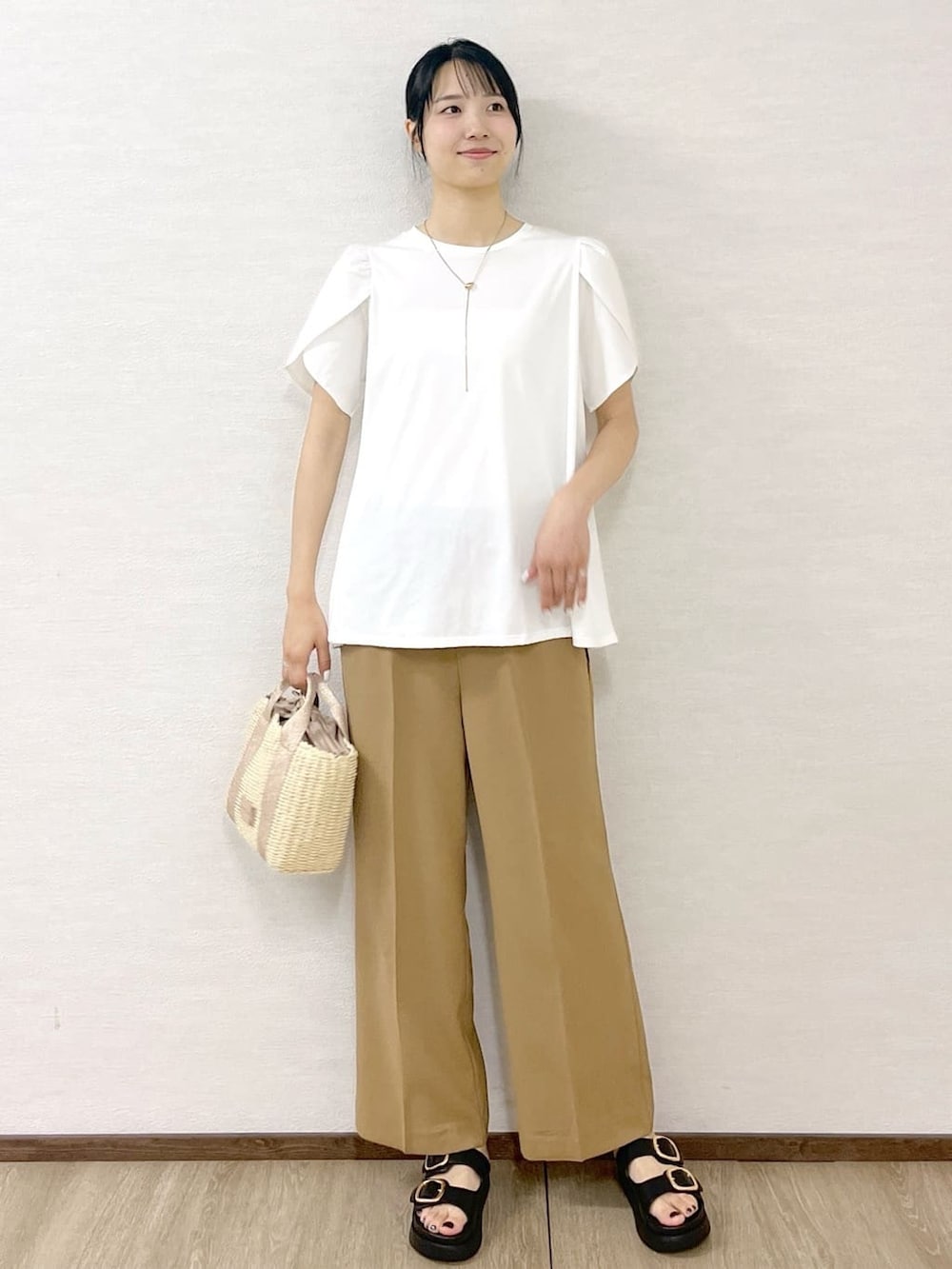 ホワイト系のTシャツ/カットソー、イエロー系のその他パンツ、ゴールド系のショルダーバッグを着用したレディースの夏コーディネートの2枚目の写真