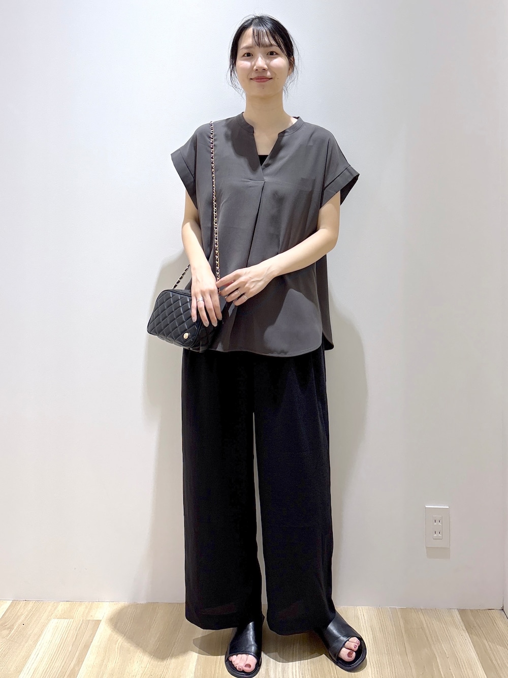 ブラック系のその他パンツ、ブラック系のショルダーバッグ、ブラック系のサンダルを着用したレディースの夏コーディネートの10枚目の写真