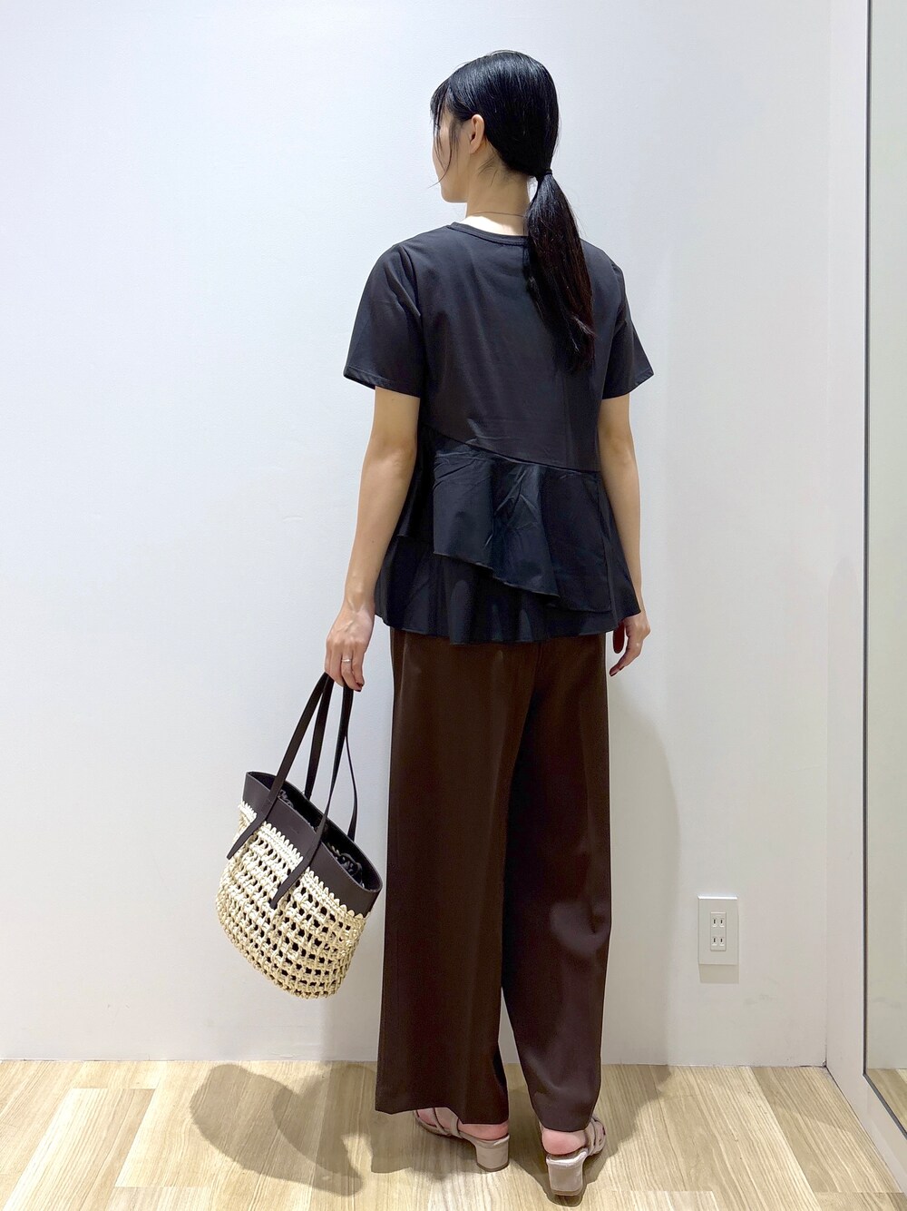 ブラック系のTシャツ/カットソー、ブラウン系のその他パンツ、ブラウン系のトートバッグを着用したレディースの夏コーディネートの4枚目の写真