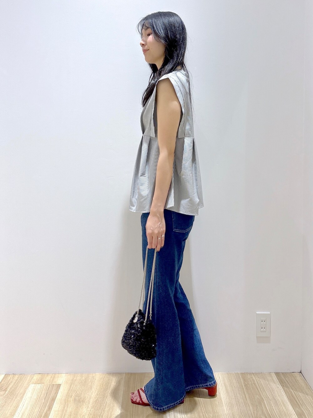 ホワイト系のシャツ/ブラウス、ブルー系のデニムパンツ、ブラック系のショルダーバッグを着用したレディースの夏コーディネートの2枚目の写真