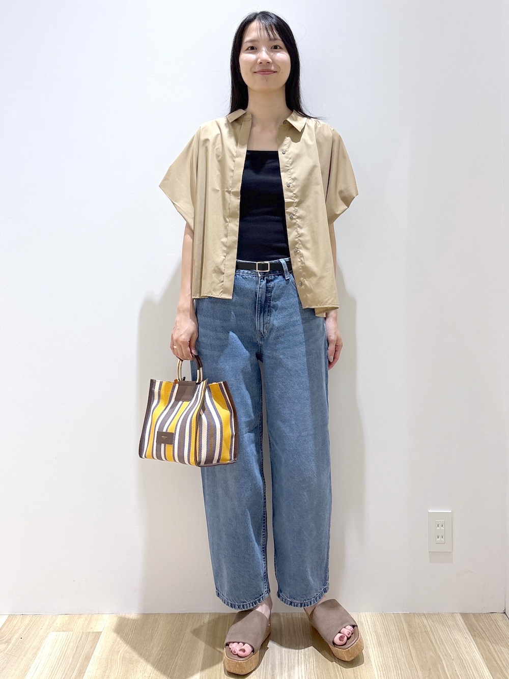 ベージュ系のシャツ/ブラウス、ブラック系のタンクトップ、ブルー系のデニムパンツを着用したレディースの夏コーディネートの10枚目の写真