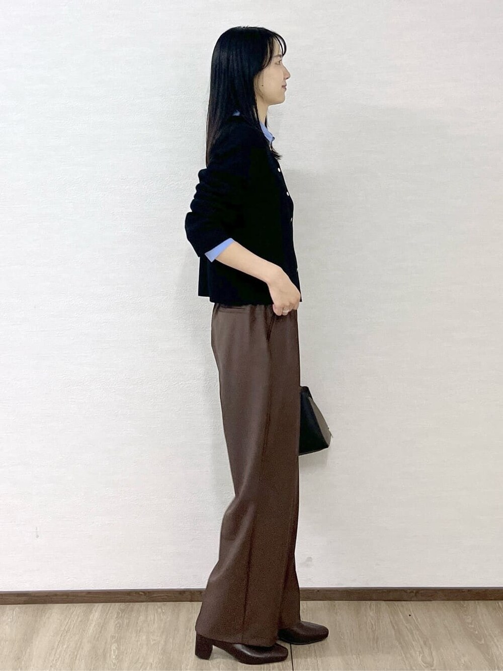 ブラック系のカーディガン/ボレロ、ブルー系のシャツ/ブラウス、ブラウン系のその他パンツを着用したレディースの秋コーディネートの5枚目の写真