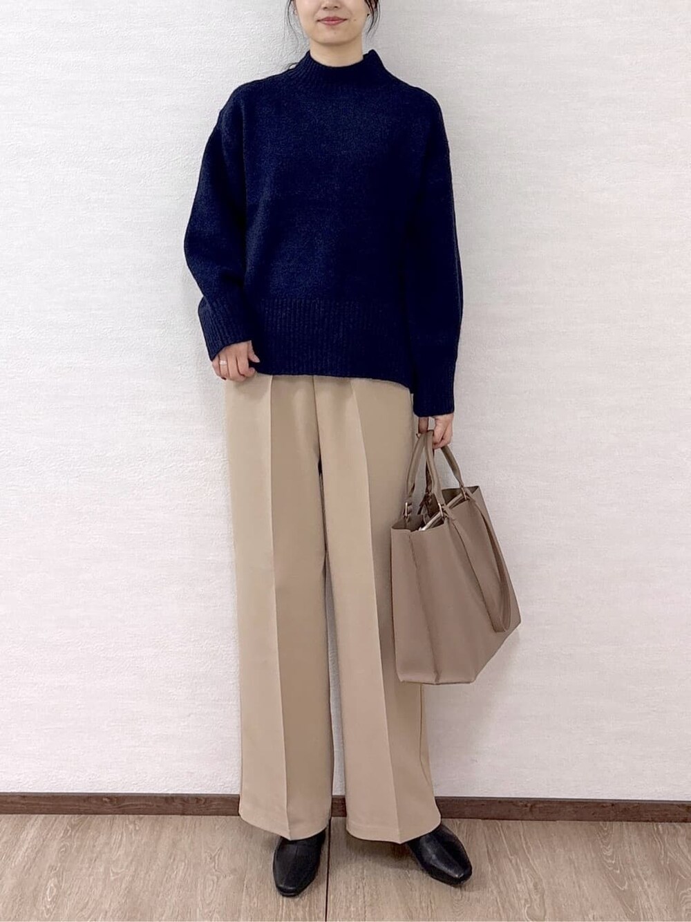 ブルー系のニット/セーター、ベージュ系のその他パンツ、ベージュ系のトートバッグを着用したレディースの冬コーディネートの7枚目の写真