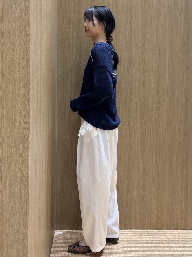 ブルー系のニット/セーター、ホワイト系のタンクトップ、ホワイト系のその他パンツを着用したレディースの春コーディネートの4枚目の写真