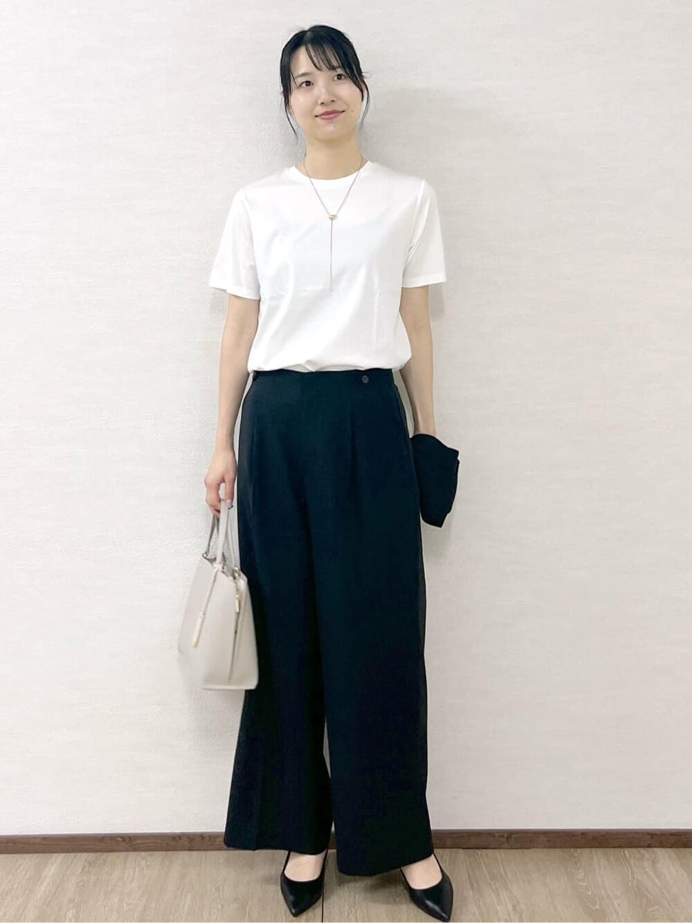 ホワイト系のTシャツ/カットソー、ブラック系のその他パンツ、ベージュ系のトートバッグを着用したレディースの夏コーディネートの7枚目の写真
