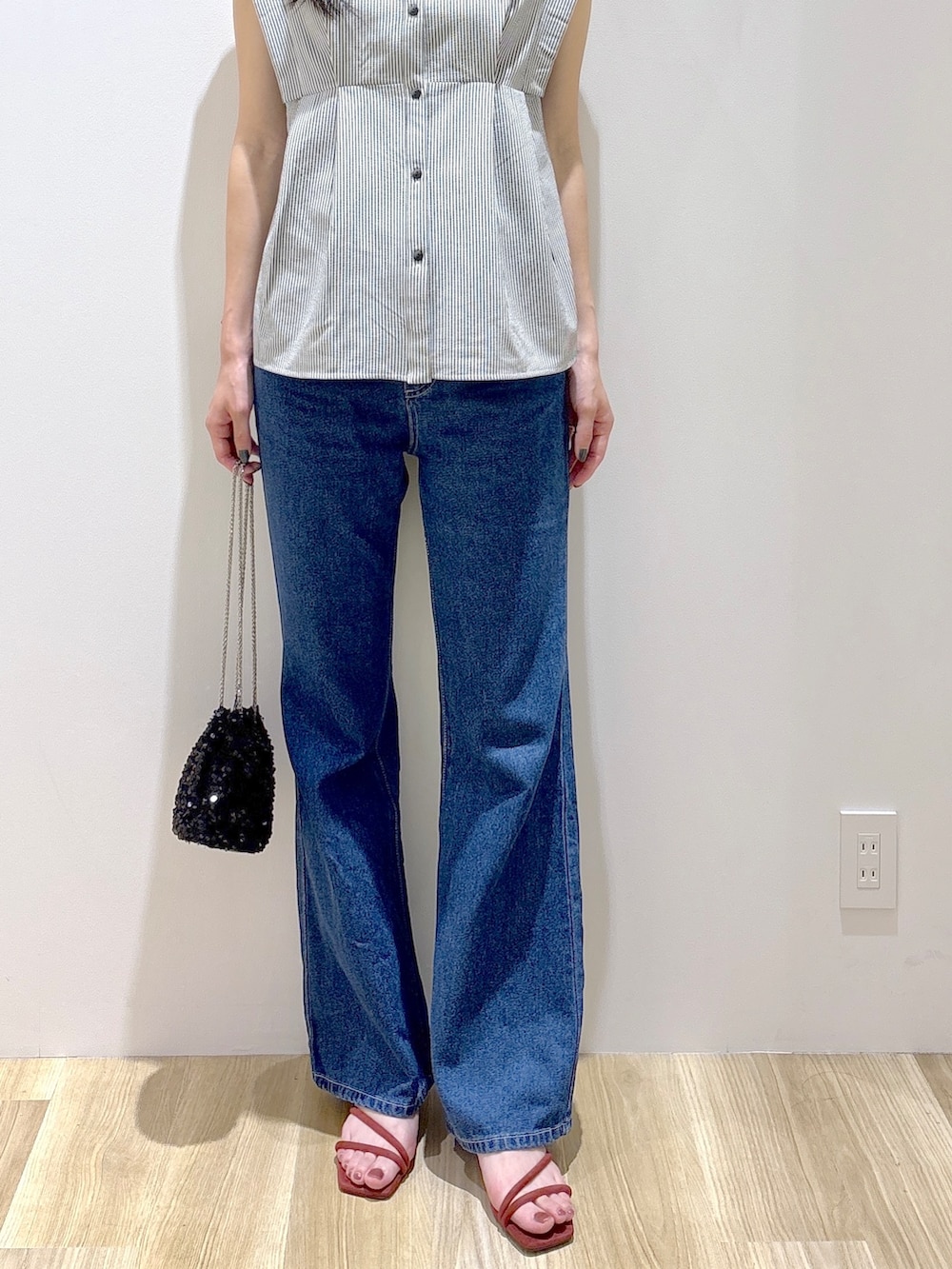 ホワイト系のシャツ/ブラウス、ブルー系のデニムパンツ、ブラック系のショルダーバッグを着用したレディースの夏コーディネートの6枚目の写真