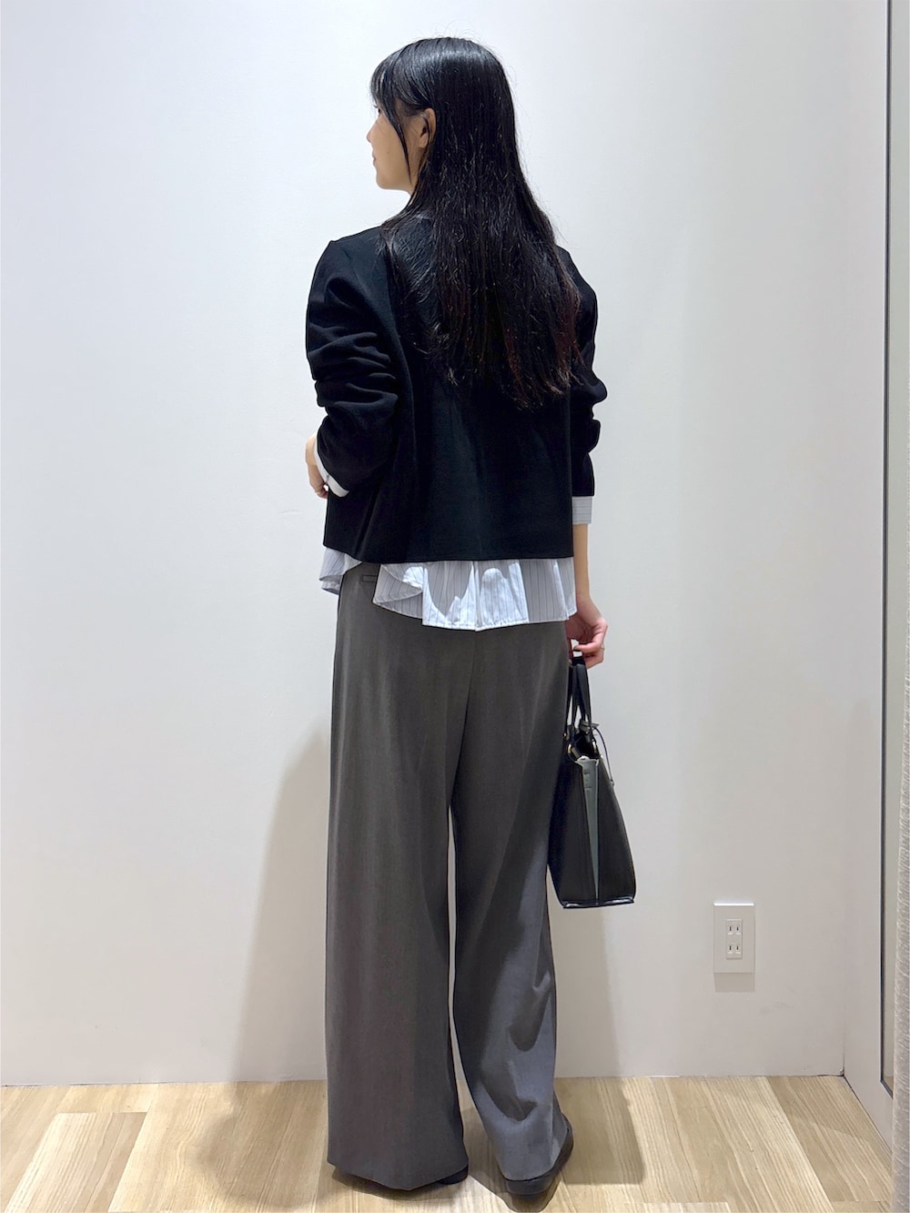 ブラック系のカーディガン/ボレロ、ブルー系のシャツ/ブラウス、グレー系のその他パンツを着用したレディースの秋コーディネートの4枚目の写真