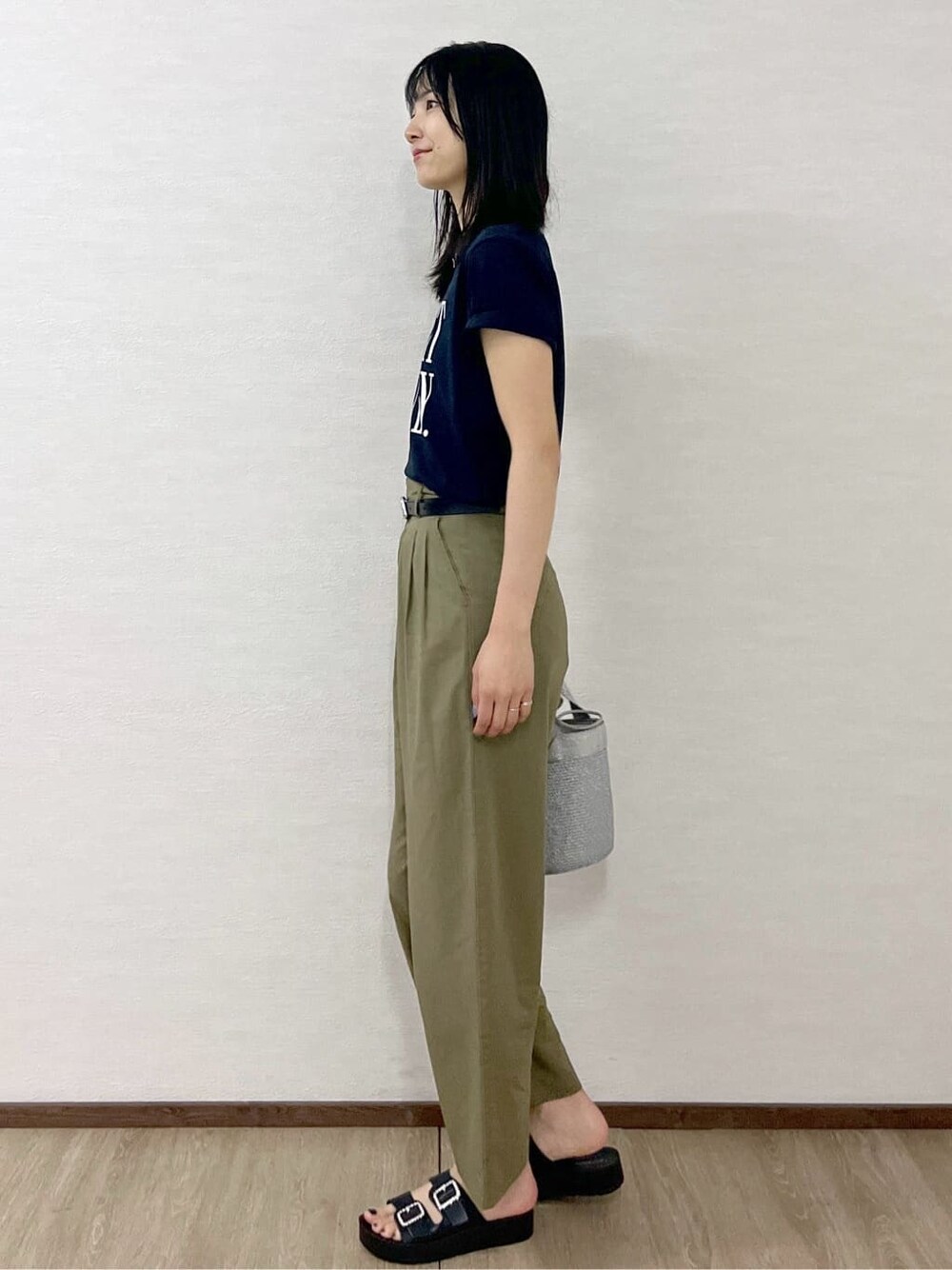 ブルー系のTシャツ/カットソー、グリーン系のその他パンツ、シルバー系のトートバッグを着用したレディースの夏コーディネートの3枚目の写真