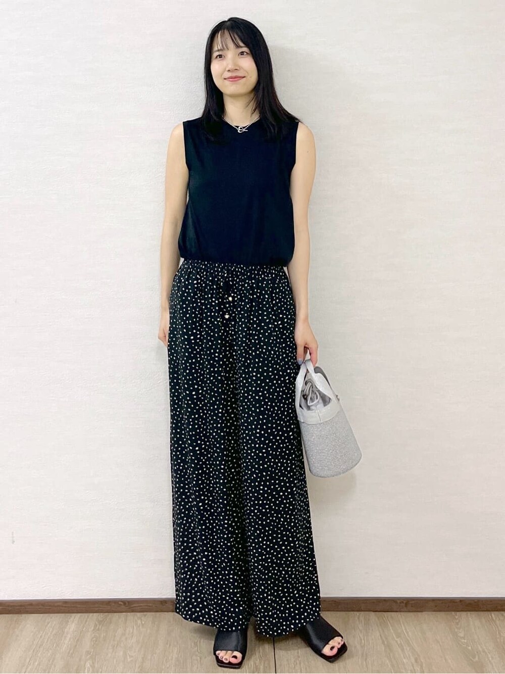 ブラック系のタンクトップ、ブラック系のその他パンツ、シルバー系のトートバッグを着用したレディースの夏コーディネートの10枚目の写真