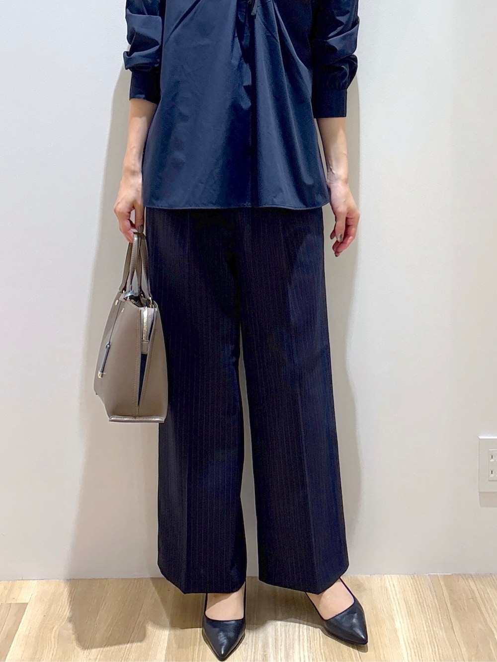 ブルー系のシャツ/ブラウス、ブルー系のその他パンツ、ブラウン系のトートバッグを着用したレディースの秋コーディネートの7枚目の写真