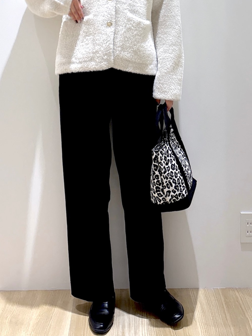 ベージュ系のカーディガン/ボレロ、ブラック系のその他パンツ、ブラック系のトートバッグを着用したレディースの秋コーディネートの7枚目の写真