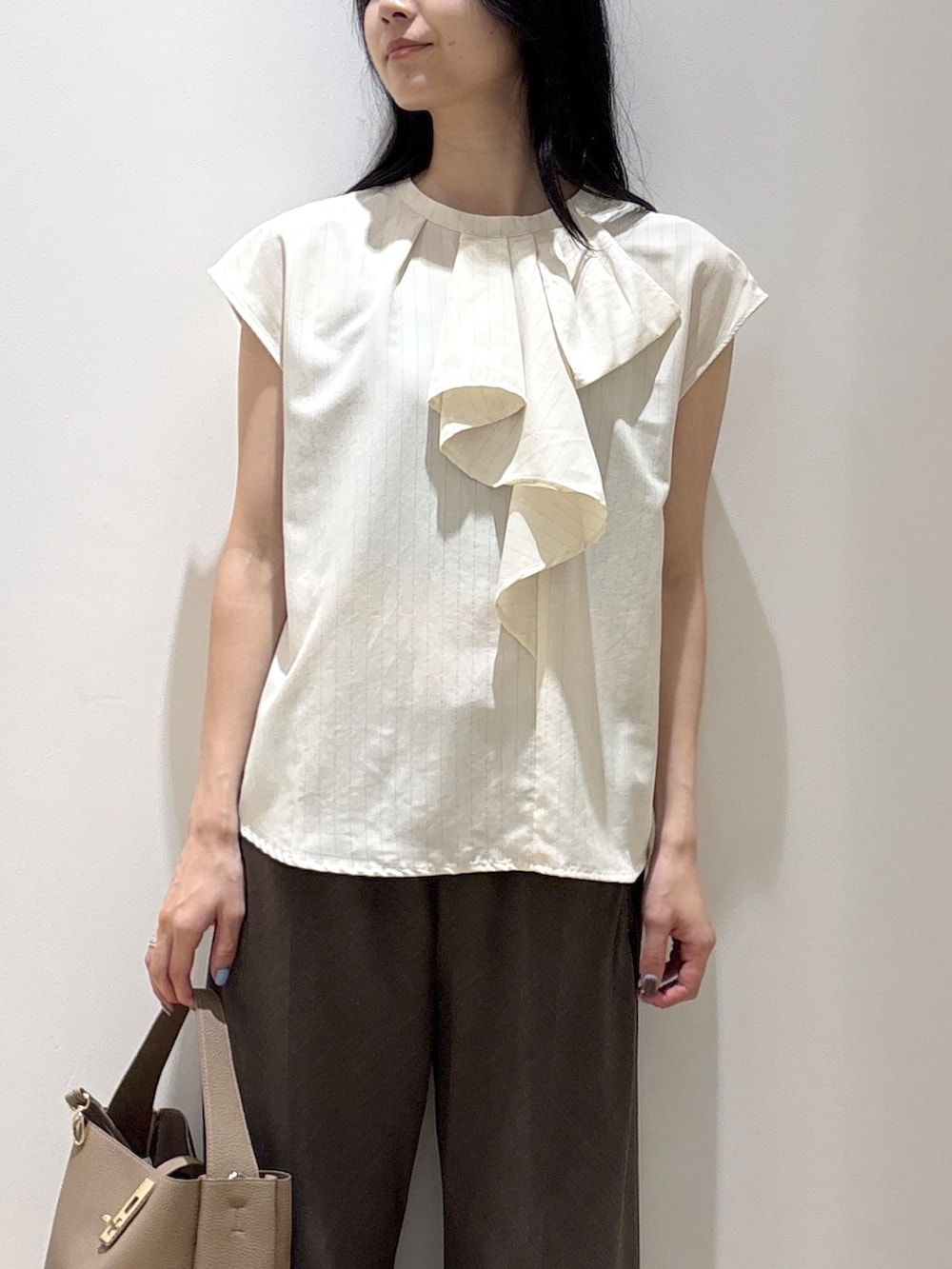 ベージュ系のシャツ/ブラウス、ブラウン系のその他パンツ、ブラウン系のトートバッグを着用したレディースの夏コーディネートの6枚目の写真