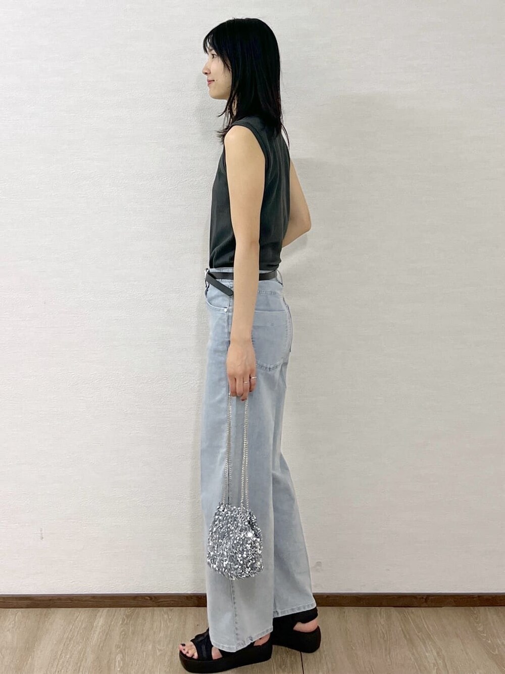 グレー系のTシャツ/カットソー、ブルー系のデニムパンツ、シルバー系のショルダーバッグを着用したレディースの夏コーディネートの3枚目の写真